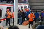 PROSES-EVAKUASI-TABRAKAN-KERETA-BEKASI-Proses-evakuasi-korban.jpg