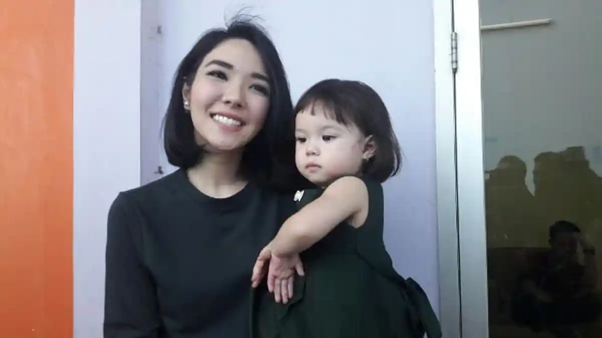 Lihat Video Babysitter Siksa Bayi, Gisella Anastasia Ikut Khawatir