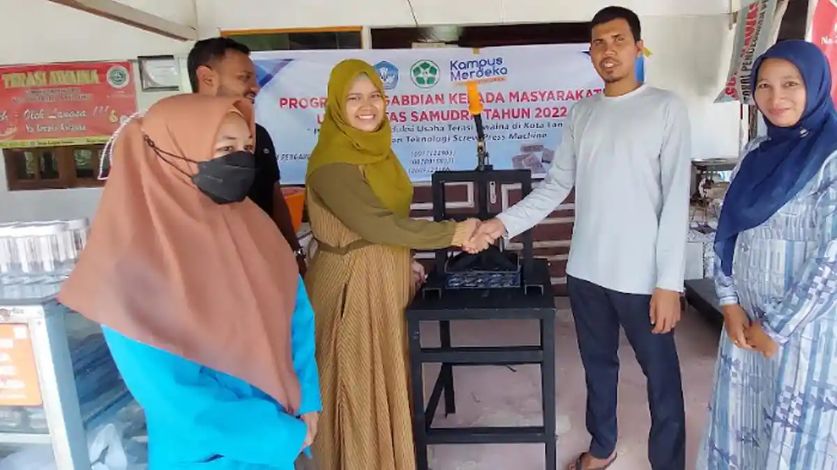 Tim PKM FT Unsam Bantu Mesin Screw Press kepada Pemilik Usaha Terasi di Langsa