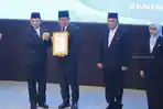 Herman-Deru-menerima-tanda-kehormatan-Satyalancana-Wira-Karya.jpg