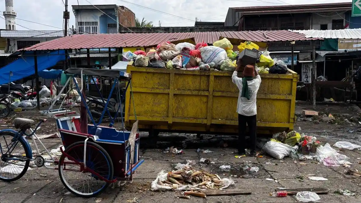Bak Sampah di Pasar Wonomulyo Polman Cepat Penuh, Warga Minta Penambahan