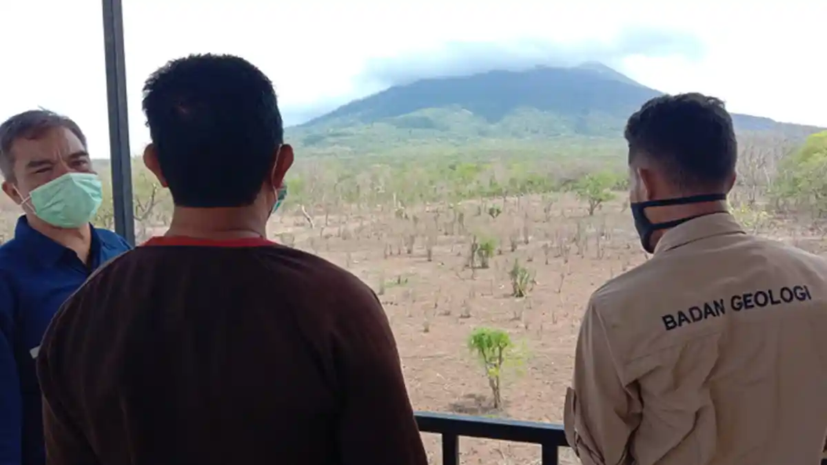 Camat Ile Ape Sebut Debu Vulkanik Sempat Dirasakan Warga Pasca Erupsi Ile Lewotolok