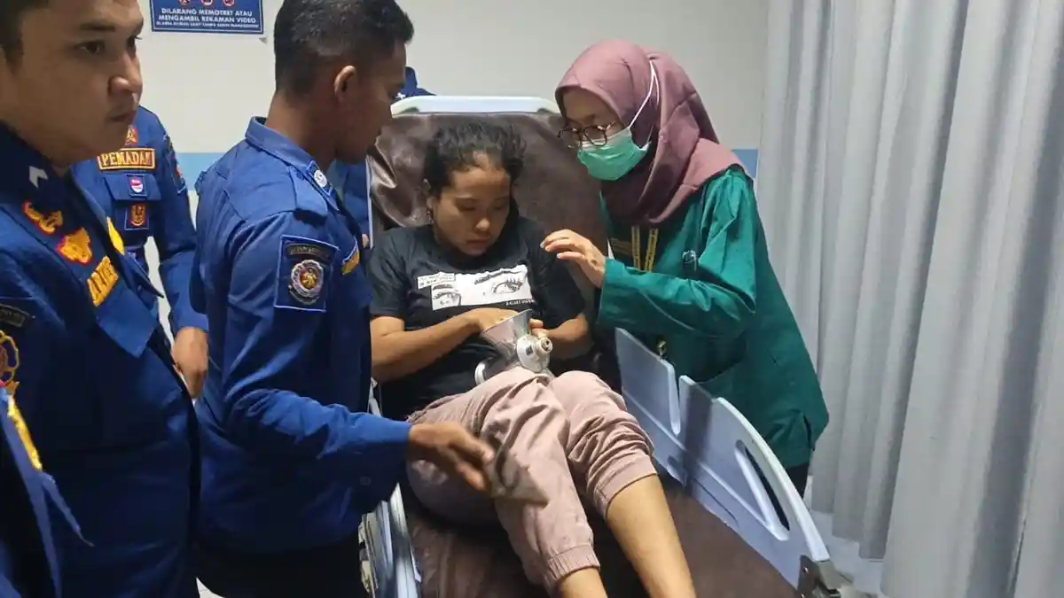 Proses Evakuasi Dramatis 2 Jam, Damkar Padang Berjibaku Lepaskan Tangan Perempuan Terjepit Mesin