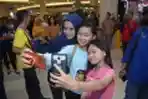 Artis Caleg Nasdem Mlaku-mlaku di Tunjungan Surabaya