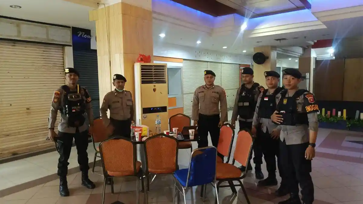 Tim Enggang Polresta Pontianak Sambangi Security di Suasana Hari Raya Idul Fitri