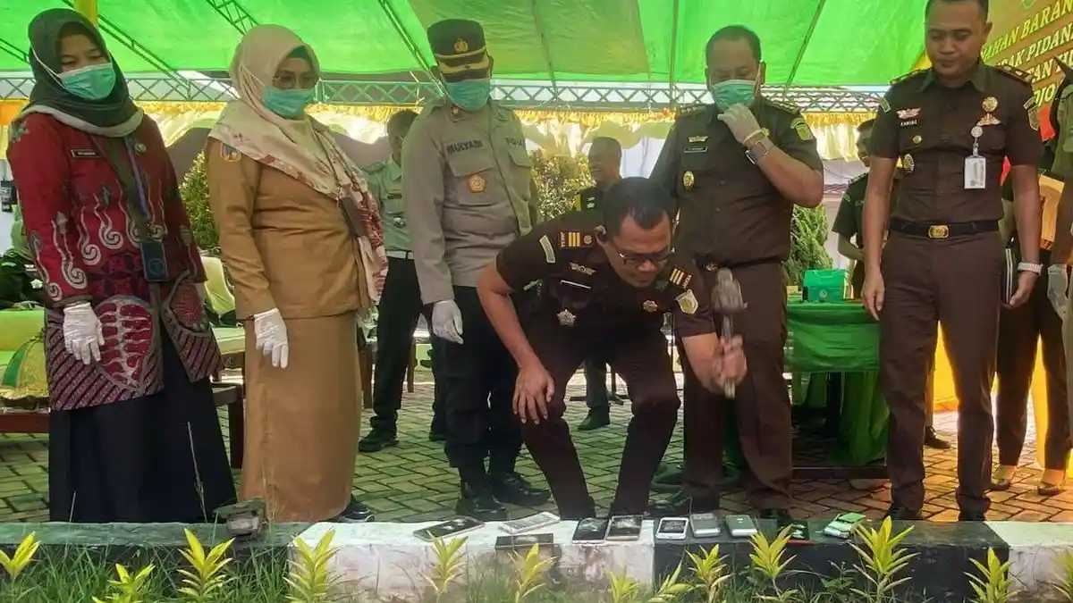 Kejari Touna Sulteng Musnahkan Barang Bukti dari 36 Perkara Periode November 2023-Juni 2024