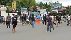 Situasi-di-depan-kantor-Polresta-Sorong-Kota-bentrok-TNI-AL-dan-Brimob.jpg
