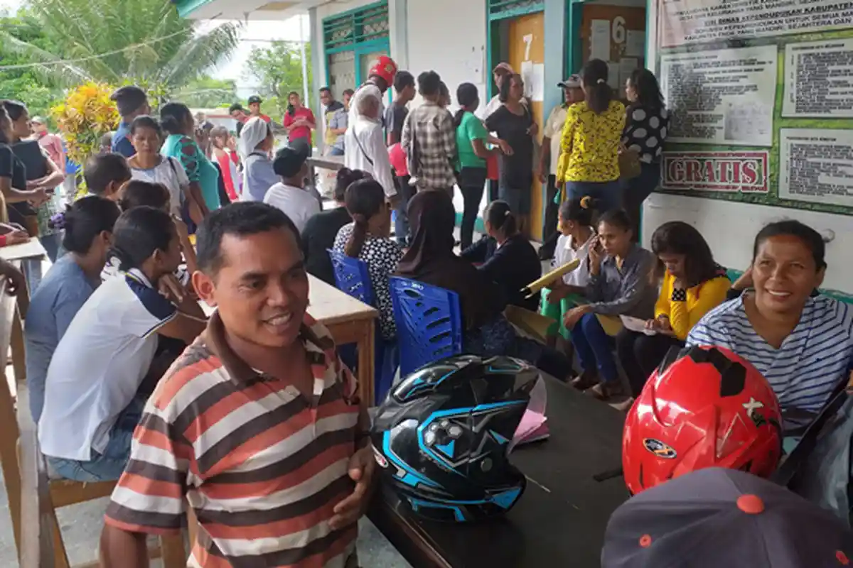 Jelang Pemilu Warga Ende Serbu Kantor Dispendukcapil
