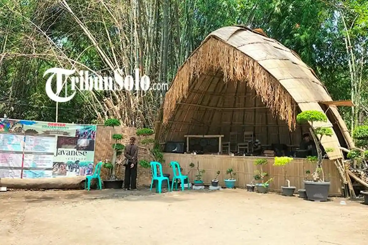 Kirab Fosil Purba Temuan Warga Meriahkan Festival Seni Budaya 'Krajan Keker' Desa Manyarejo Sragen