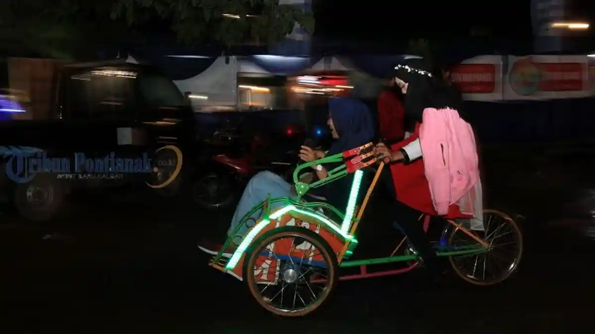 Warga Antusias Berwisata Kendaraan Hias di Ayani Megamall - kendaraan-hias_20180428_193337.jpg