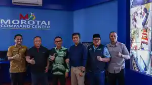 Dr-Sulityo-foto-bersama-dengan-Sekda-Morotai-di-Ruang-Command-Center.jpg