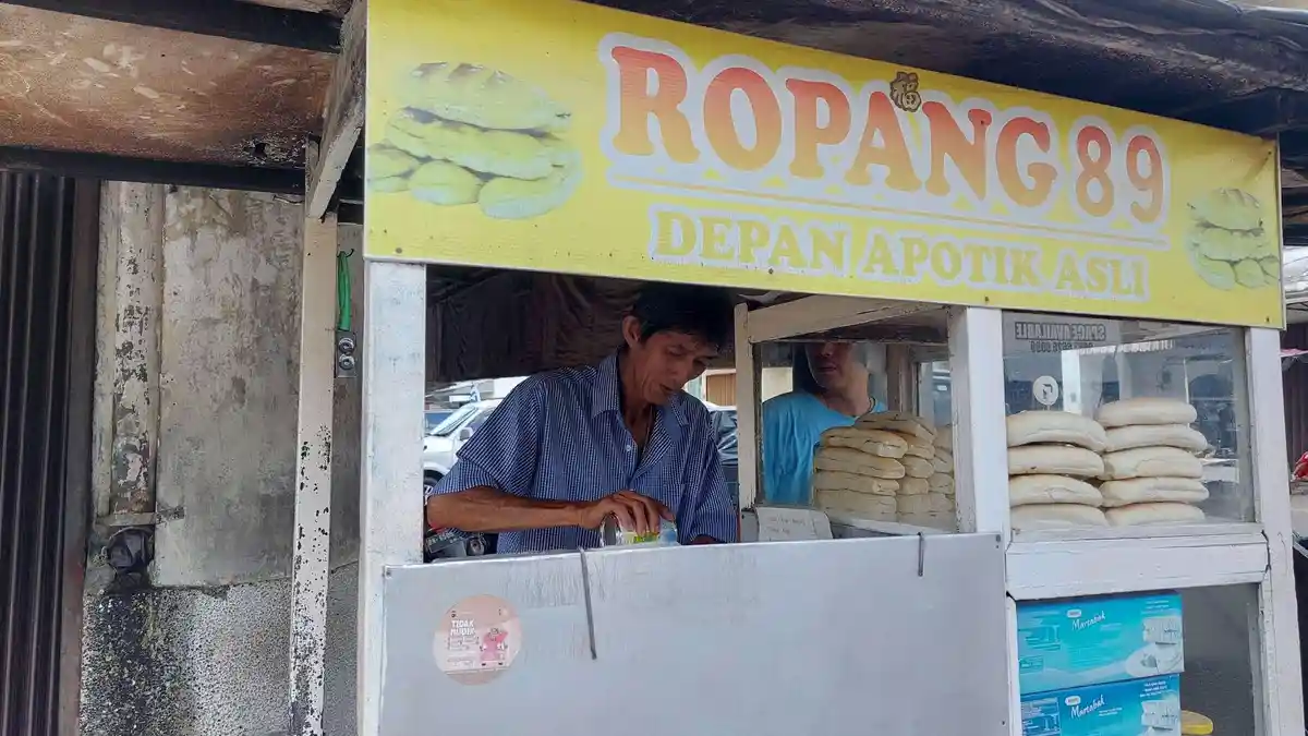 Apin Pedagang Ropang 89 Legend di Pangkalpinang Ini Mampu Jual 1.000 Roti Sehari