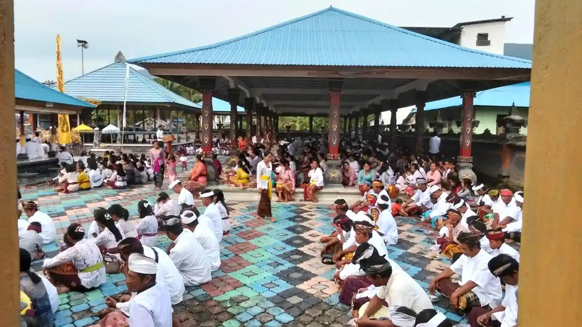 Hari Raya Galungan, Umat Hindu di Poso Pesisir Utara Berbondong-bondong ke Pura