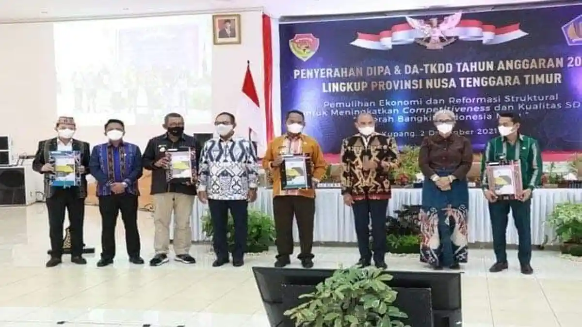 Wakil Bupati Manggarai, Heribertus Ngabut Terima DIPA dan Buku Daftar Alokasi TKDD Tahun 2022