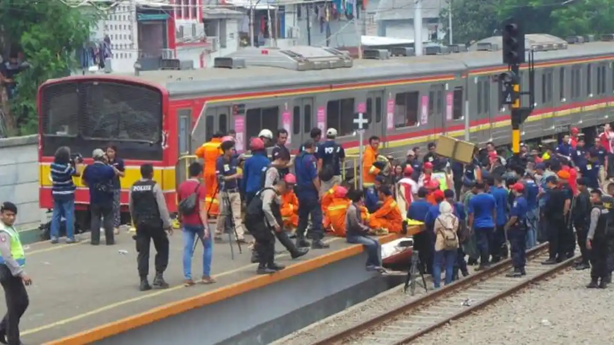 Kronologi Tabrakan Metromini dan KRL