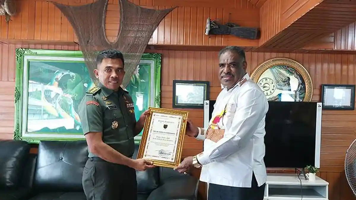 Abisai Rollo Terima Penghargaan dari Eks Pangdam XVII/Cenderawasih