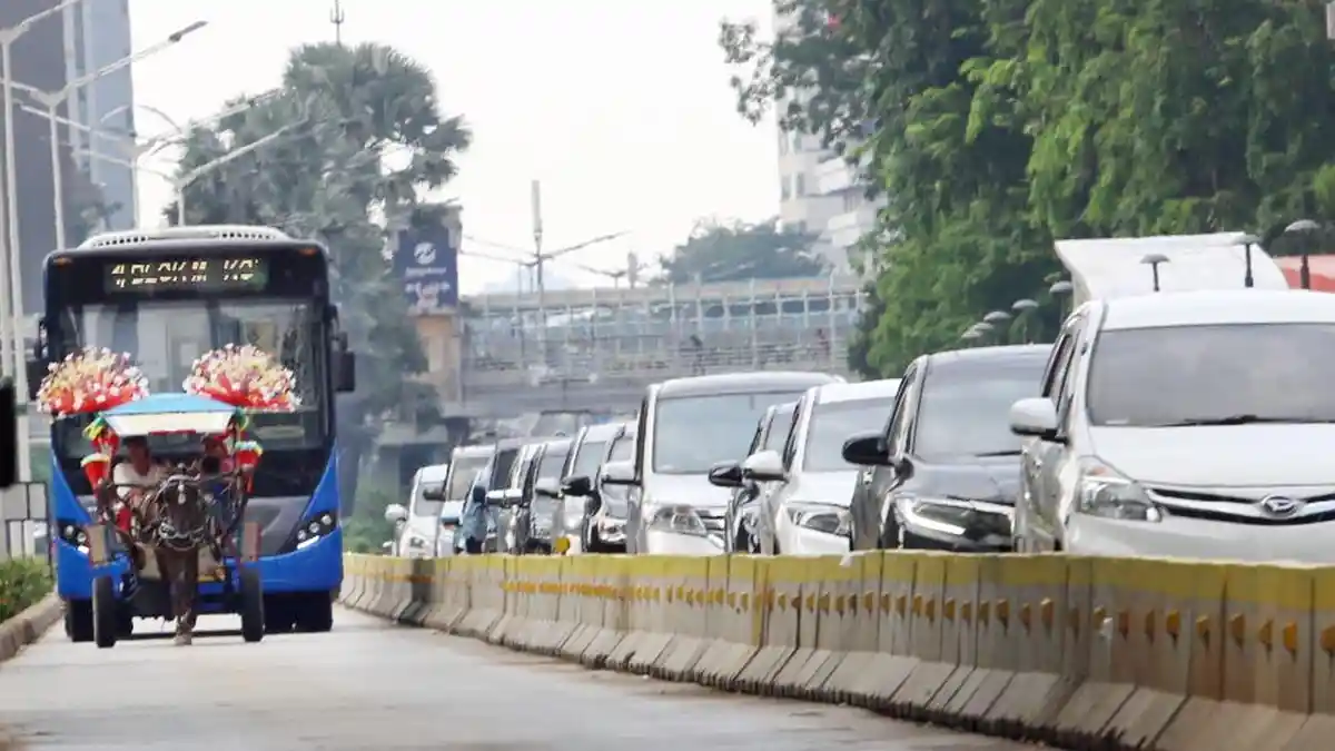 Dianggap Lebih Cepat dan Efisien, Perbaikan Jalur Transjakarta Pakai Metode Ini