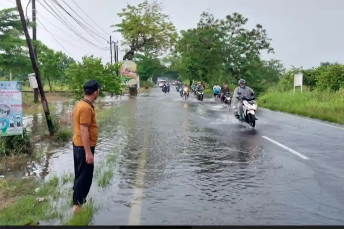 Jalan Raya Morowudi Gresik Tergenang Banjir Luapan Kali Lamong