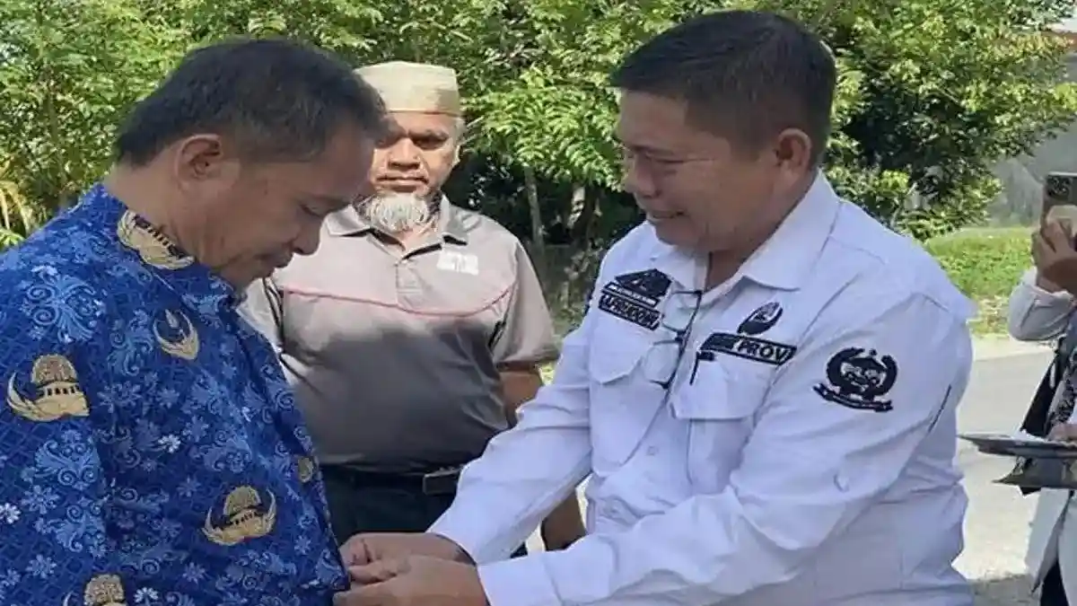 Tangis Pecah 2 Guru yang Dipecat Akhirnya Mengajar Lagi, Rasnal dan Abdul Muis Disambut Haru