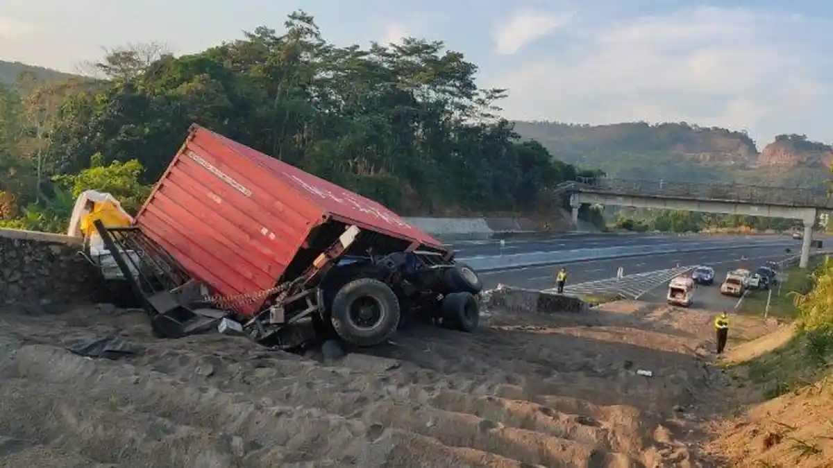 Identitas Korban Kecelakaan di Tol Solo-Semarang, Truk Oleng Tabrak Pembatas Tewaskan Sopir