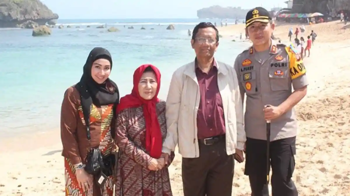 Catatan Lebaran Mahfud MD: Ibu Kapolres Yang Cantik Ditaksir Netizen