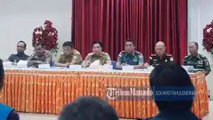 Bupati-Kepulauan-Sangihe-Michael-Thungari-memimpin-rapat-koordinasi.jpg