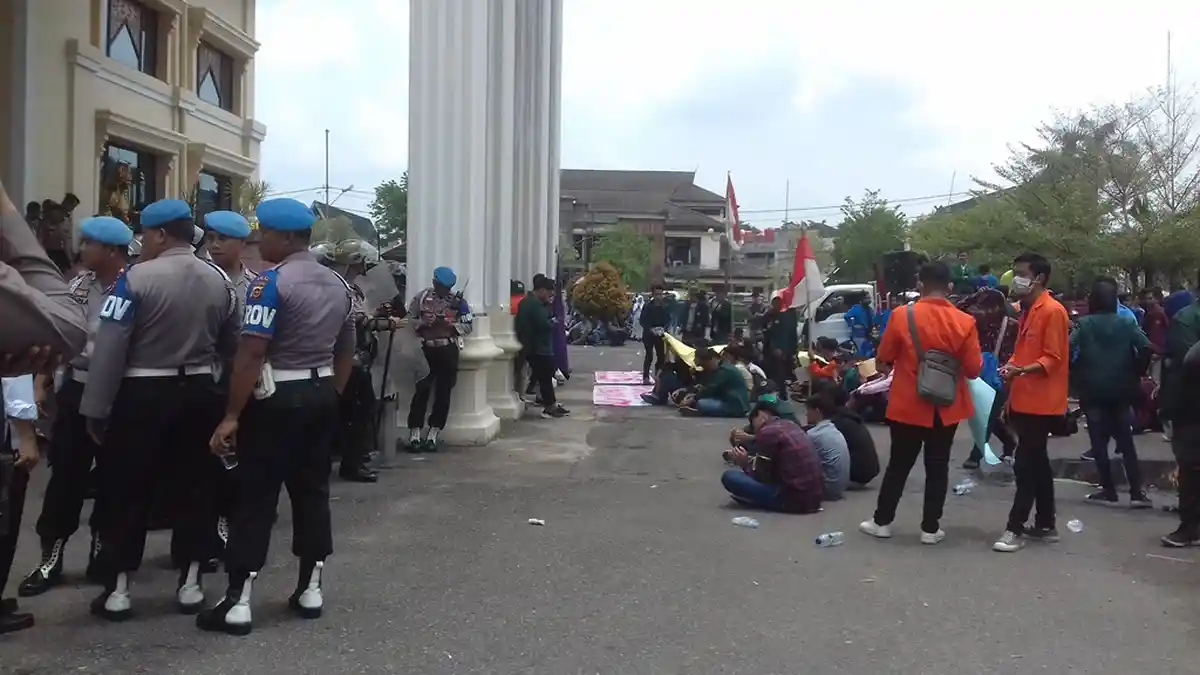 Ricuh, Ratusan Mahasiswa Desak Masuk Ruang DPRD Provinsi Jambi