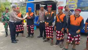 Pecalang-Desa-Medewi-menerima-sarana-pengamanan-dari-Polres-Jembrana.jpg