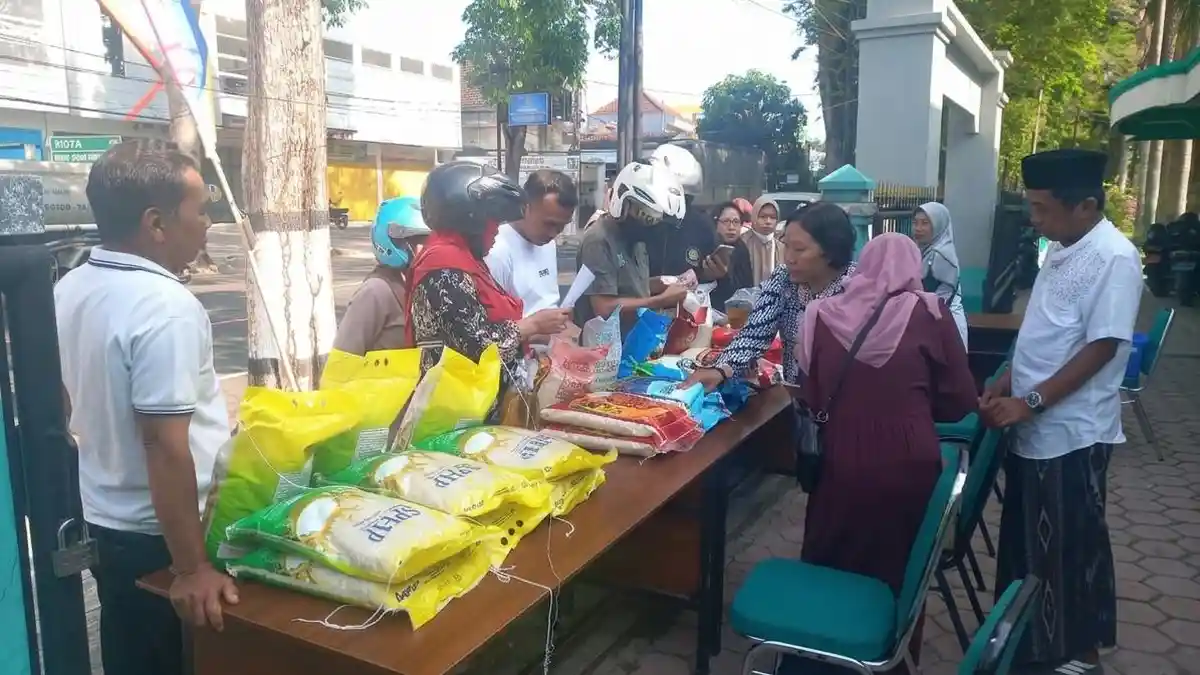 Bulog Bondowoso Gelontorkan 3 Ton Beras SPHP dan 360 Liter Minyakita di ...