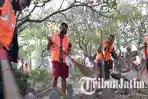 akibat-ketahuan-tak-pakai-masker-sekitar-25-warga-sidoarjo-harus-membersihkan-kuburan-di-jalan.jpg