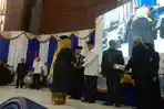 Paman Birin Beri Umrah kepada Dua Wisudawati UNISKA Peraih IPK 4.00