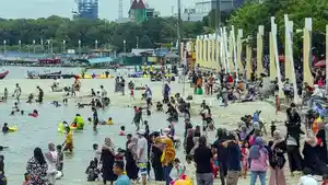 Suasana-di-pantai-Ancol-pada-tahun-baru-2025.jpg