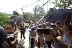 suasana-aparat-gabungan-tni-polri-bubarkan-paksa-pendemo-di-buper-waena.jpg
