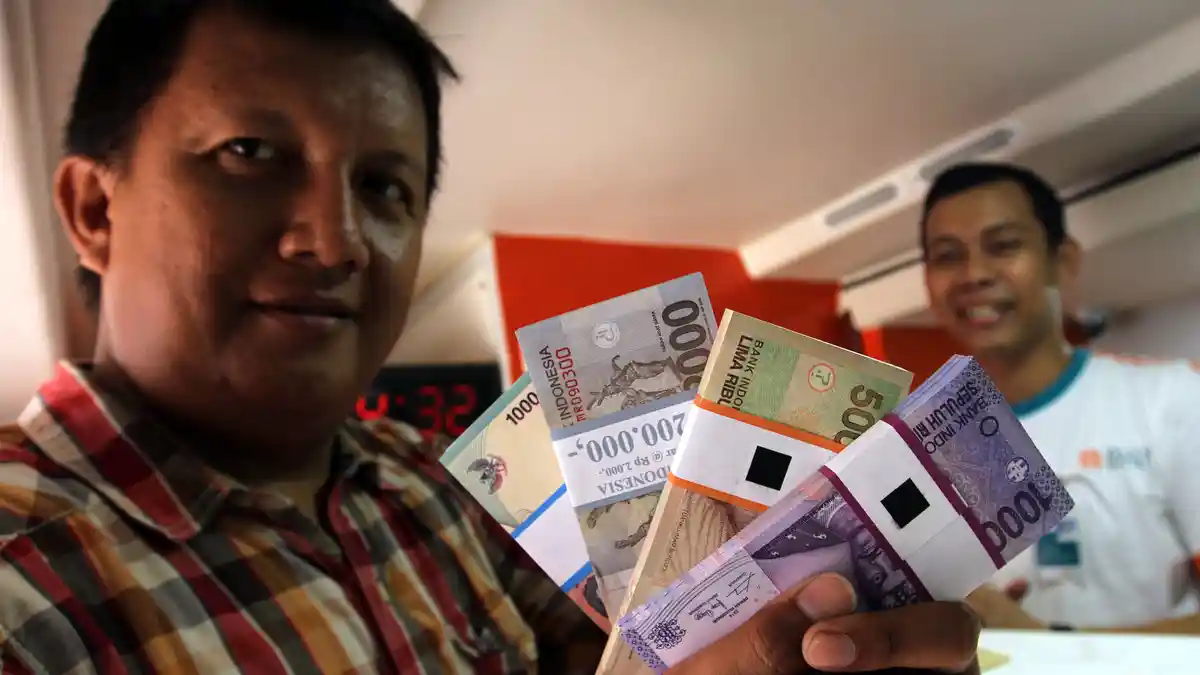 Asyiknya Bag-bagi Angpao Saat Lebaran