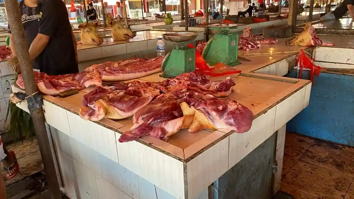 Jelang Natal, Harga Daging Babi di Pasar Beriman Tomohon Sulawesi Utara Masih Stabil