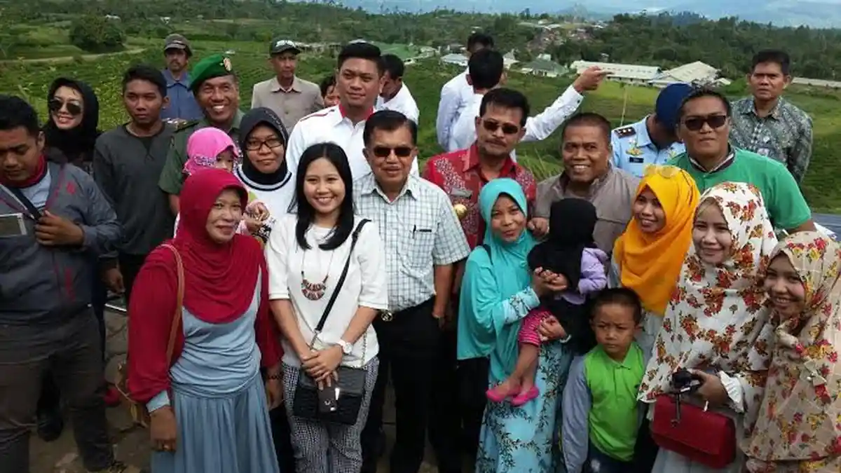 Berkunjung ke Gowa, JK Dijamu Teh Khas Malino