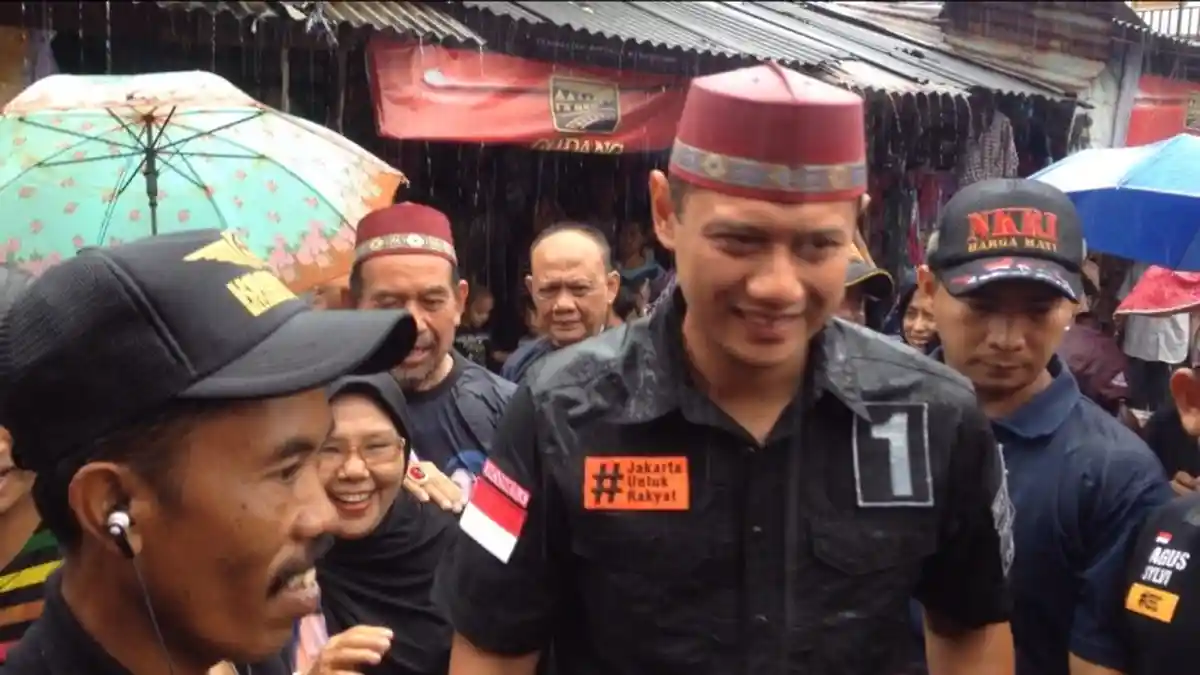 Warga Pasar Manggis: Ini Dia Satu-satunya Calon Gubernur yang Berani Hujan-hujanan