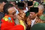 Gubernur Riau Dipeluk dan Ditangisi
