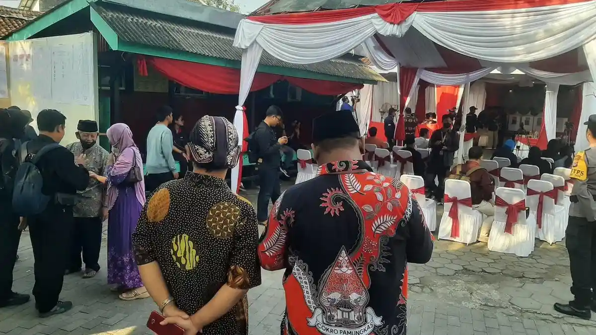 Mahfud MD Menuju TPS 106 Sambilegi Lor Maguwoharjo Sleman untuk Mencoblos