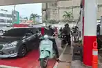 Pengendara-di-SPBU.jpg
