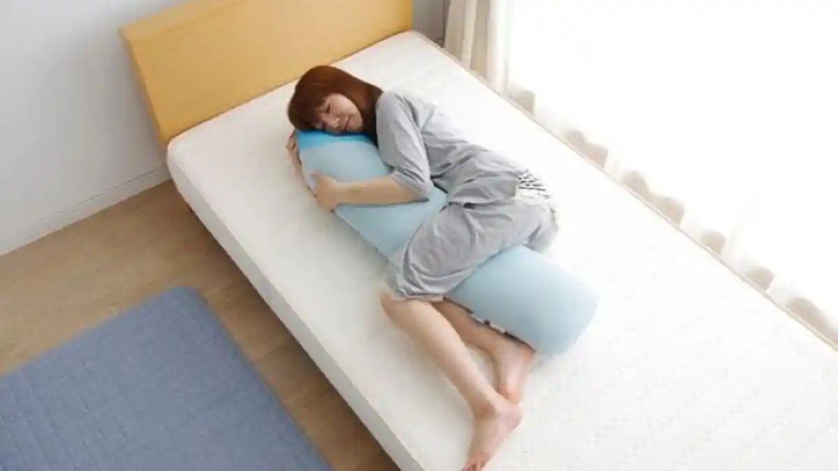 5 Manfaat Memeluk Guling Saat Tidur, Nomor 4 Baik untuk yang Sedang dalam Masa Pertumbuhan