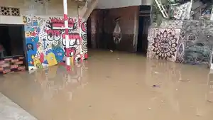 Air-luapan-dari-Kali-Ciliwung-masih-menggenangi-sejumlah-wilayah-di-Jakarta-Timur.jpg