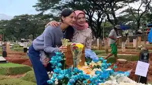 Anya-Geraldine-saat-ziarah.jpg