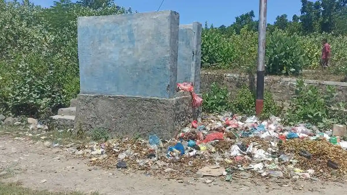 Sampah Bertebaran Belakang Pasar Rakyat Ranaloba Borong