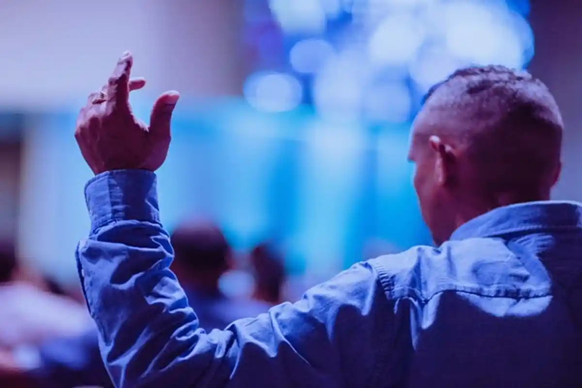 Saat Teduh, Sabtu 8 Oktober 2022 Ibrani 8:1‭-‬2 TB: Hubungan Perjanjian Lama, Tuhan Tak Meninggalkan