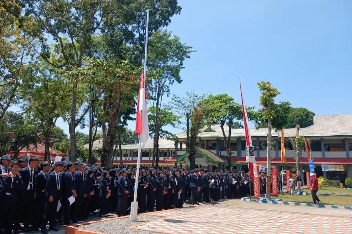 DPR RI Coba Anulir Putusan MK, Civitas Akademik Universitas Jember Upacara Bendera Setengah Tiang