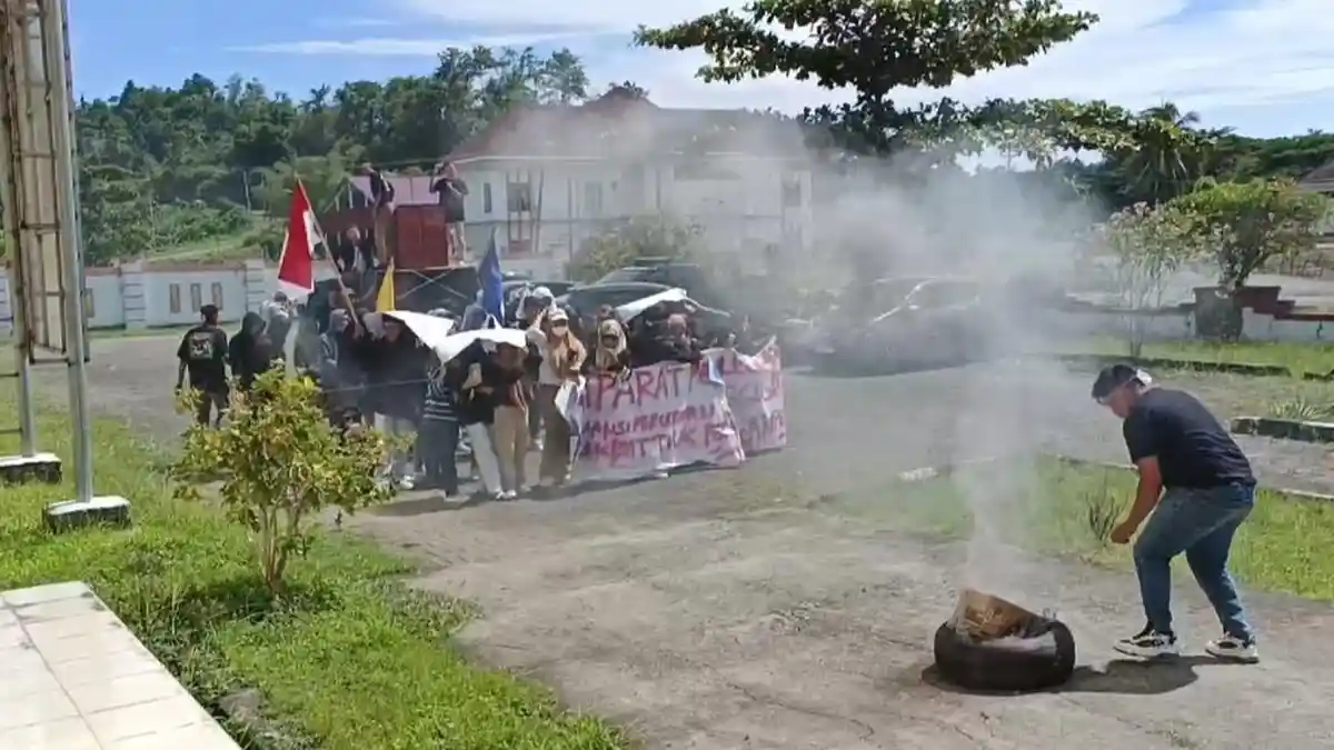 Tolak Tambang Emas Ilegal, Pemuda Tobayagan Bakar Ban di Depan DPRD Bolsel 