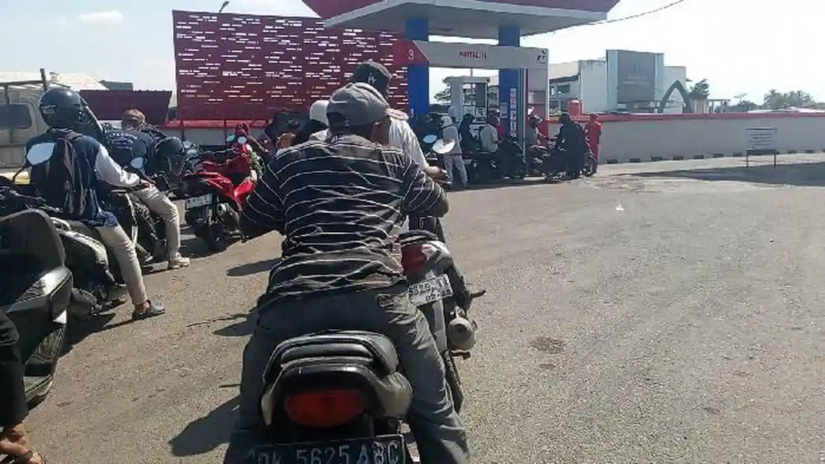 Harga Pertamax Naik, Warga Lombok Timur Rela Antre Panjang demi ...