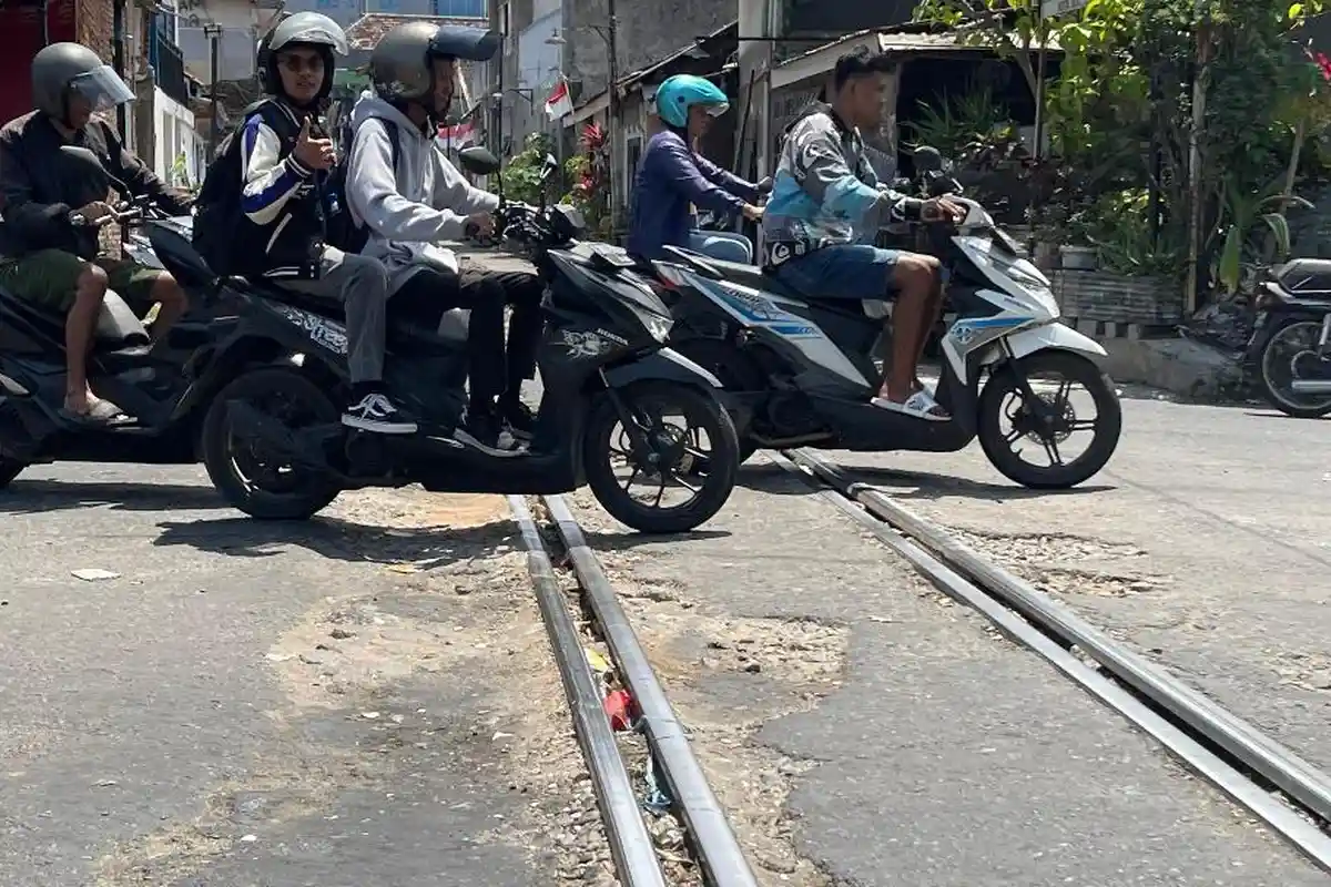Jalan Sartono Kota Malang yang Dilalui Perlintasan Rel Kereta Api Tampak Rusak, Pengendara Waspada!