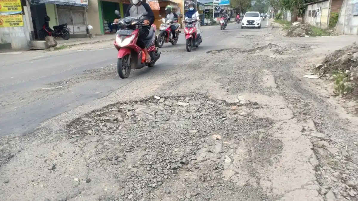 FOTO Kondisi Jalan Rusak dan Berlubang di Jalan Pulau Damar Bandar Lampung